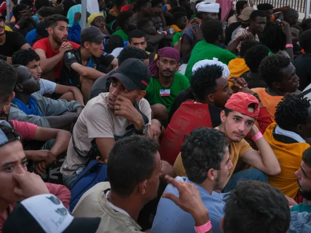 Dvěma tisícům migrantů pomohlo do Evropy 14 převaděčů. Policisté navrhli jejich obžalobu