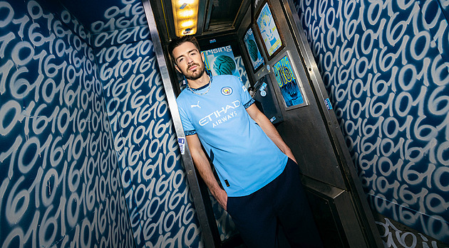 Haló, volá Manchester! City představují nový dres, vzorem telefonní předvolba