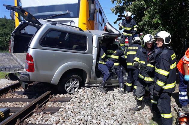 Na Rychnovsku se střetl vlak s autem, tragickou nehodu nepřežili dva lidé
