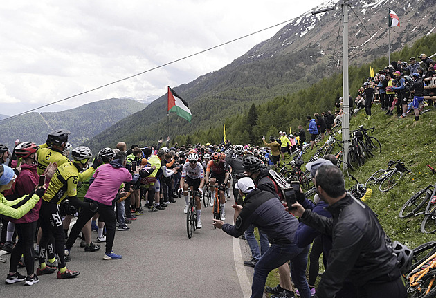 ONLINE: Boj v horách i s počasím. Cyklisté na Giru odmítají nastoupit do etapy