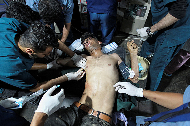 Palestinští vězni leží spoutaní nazí a v plenách, prozradily zdroje z nemocnice