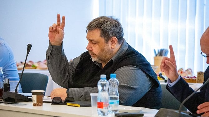 Poslanci projednají výroky člena Rady ČT Lubomíra Veselého, hrozí mu odvolání