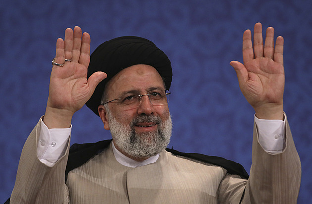 Předčasné volby budou v Íránu na konci června. Lidé uctí památku zesnulého prezidenta