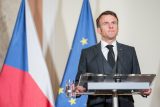 Macron se vydal uklidnit situaci v Nové Kaledonii, ostrov mezitím čelil intenzivnímu kyberútoku