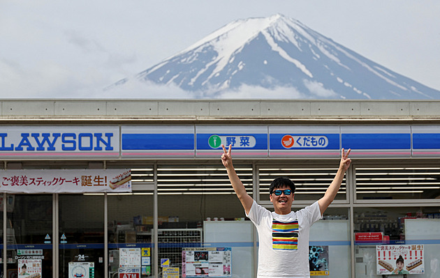 OBRAZEM: Na nejoblíbenějším místě pro focení hory Fudži vyrostla zábrana