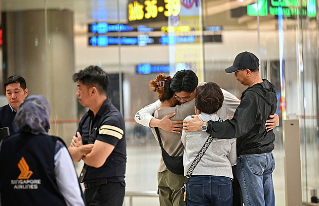 Pasažéři z letu hrůzy přistáli v Singapuru. Turbulencí přibude, tvrdí odborníci