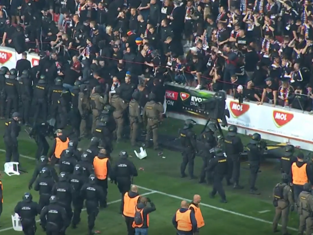 VIDEO: Komentátora ČT trefila židle. Finále fotbalového poháru v Plzni se zvrhlo v bitku