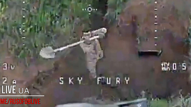VIDEO: Ruský voják chtěl zaplácnout kamikaze dron lopatou. Netrefil se