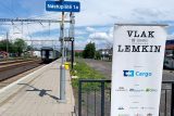 Vlak Lemkin zahajuje svou cestu v Teplicích. Expozice v něm upozorňuje na nebezpečné násilí ve společnosti