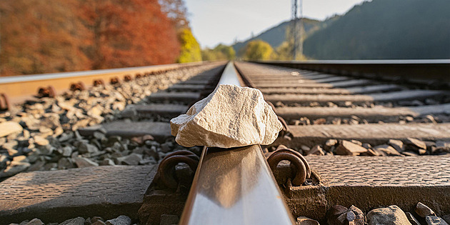 Vlaky čím dál častěji narážejí do kamení na kolejích. Na vině je výzva na TikToku