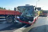 Autobus se v Praze srazil s nákladním autem. Dvanáct lidí se lehce zranilo