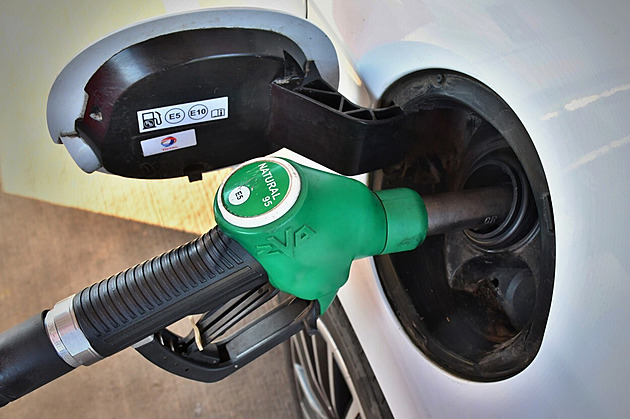 Ceny paliv v Česku dál klesají, nafta je nejlevnější za více než čtvrtrok