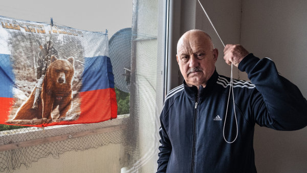 Mí sousedé fandí Rusku, říká domovník z atentátníkova paneláku. Reportáž ze země, kde vládne nevraživost jako za Mečiara