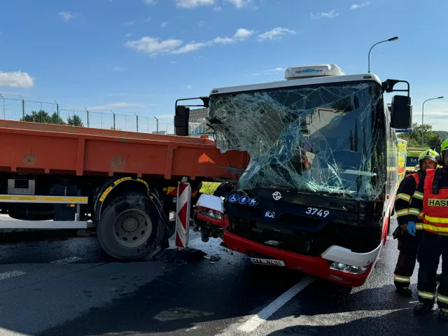 OBRAZEM: V Krči se srazil autobus s nákladním vozem. Zranilo se 12 lidí