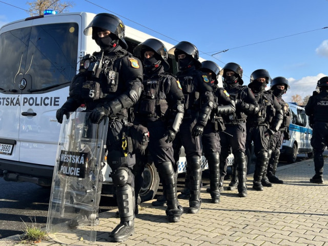 Policie prověřuje svůj vlastní zákrok proti fotbalovým fanouškům, kdy použila slzné a pepřové spreje