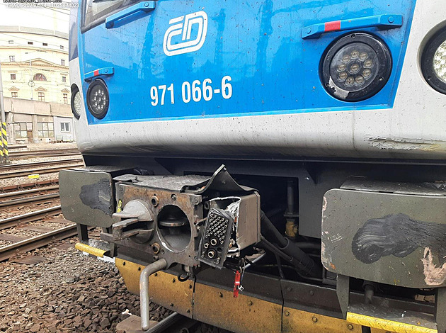 V Praze na hlavním nádraží se srazil osobní vlak s posunovací lokomotivou