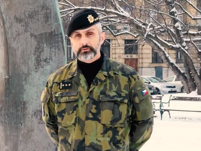 Nový vládní bojovník s dezinformacemi: plukovníka si vypůjčili z Hradu