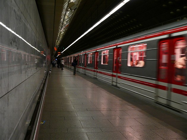 V metru ve stanici Náměstí Republiky spadl do kolejiště člověk, vlaky nejezdí