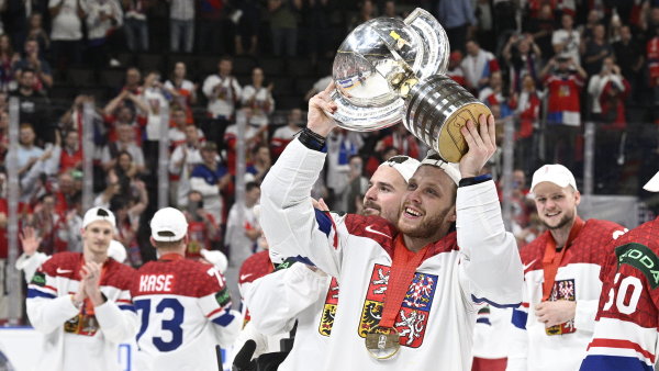 Češi slaví po 14 letech titul hokejových mistrů světa. Finále proti Švýcarsku rozhodl Pastrňák