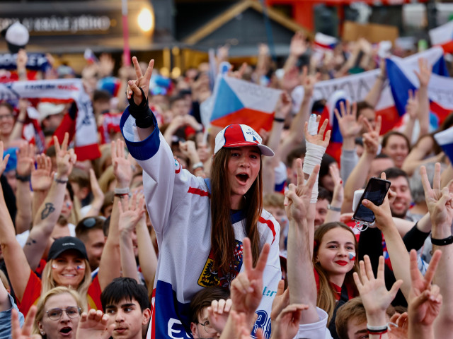 OBRAZEM: Na Staroměstském náměstí fandily tisíce hokejových fanoušků