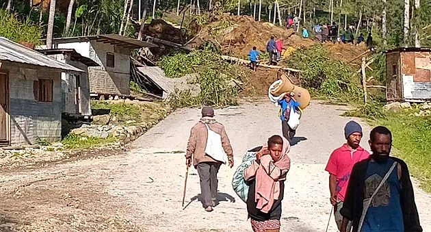 Obří sesuv půdy pohřbil vesnici v Papui Nové Guineji, obětí už je přes 670