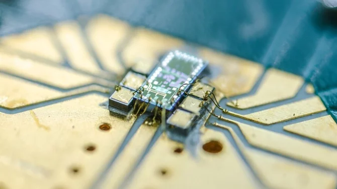 Qubity: Nejmenší kvantový detektor, Zoom s postkvantovým šifrováním, kvantový počítač v Saúdské Arábii