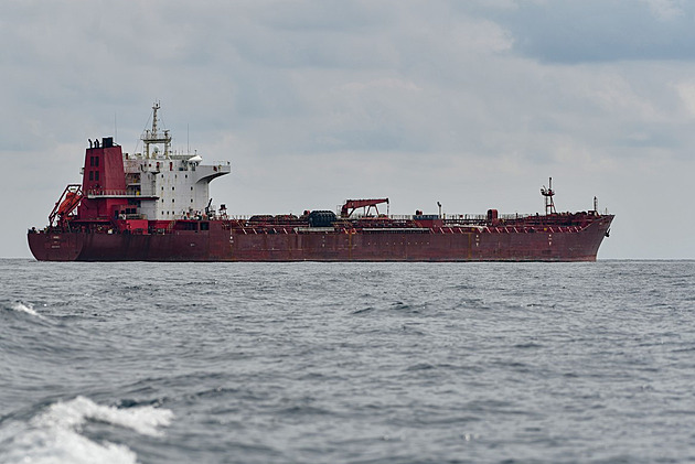 Sankce versus ruská stínová flotila. Desítky tankerů jsou měsíce odstavené