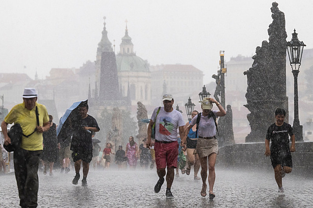 V celém Česku hrozí silné bouřky, meteorologové varují před větrem a kroupami