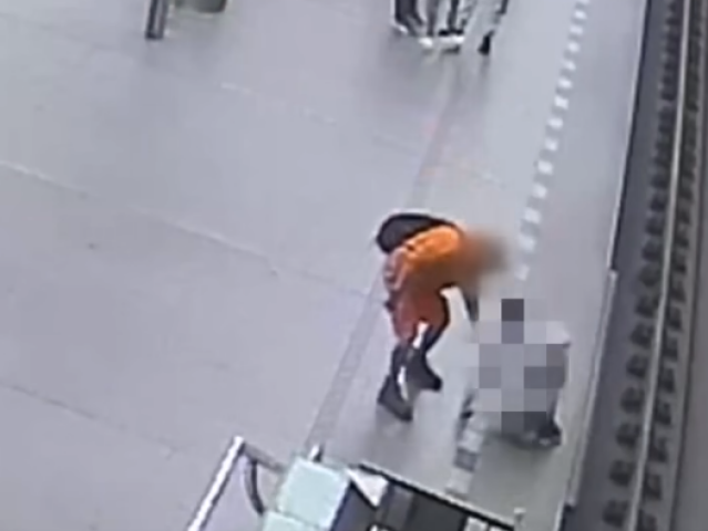 VIDEO: Pohotový muž v pražském metru zachránil mladou ženu před skokem