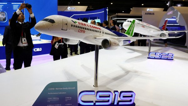 Čína vyvíjí nová dopravní letadla. A plánuje, že to zvládne i bez Západu