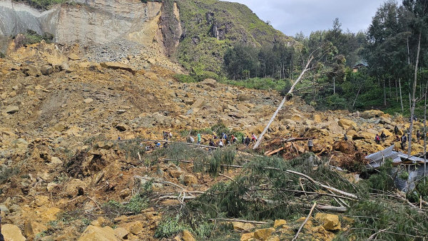 Tragické sesuvy půdy na Papui-Nové Guineji zavalily nejméně 2 tisíce lidí