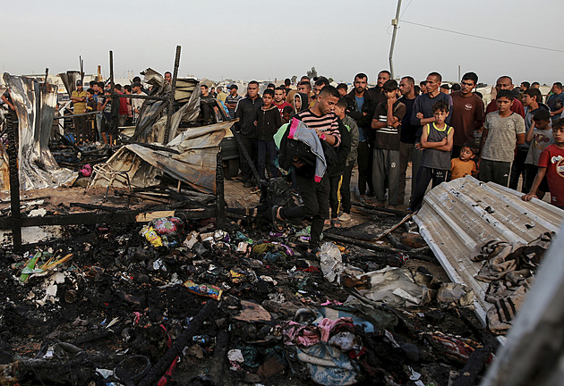 Úder na tábor v Rafáhu zabil 40 lidí. Rozhodnutí z Haagu musí platit, řekl Borrell
