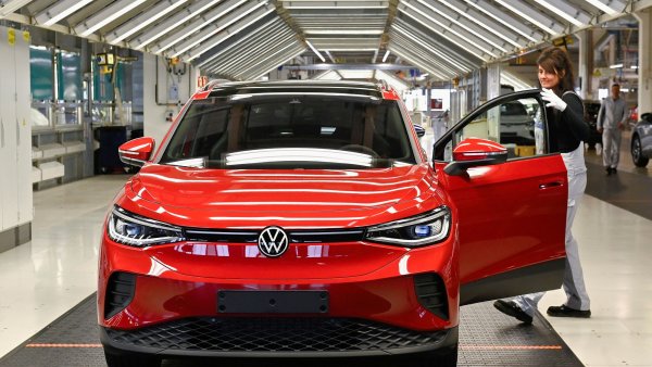 Zájem o elektrické Volkswageny a Tesly v Německu padá, Enyaq roste. Manažeři VW řeší, jak z problému ven