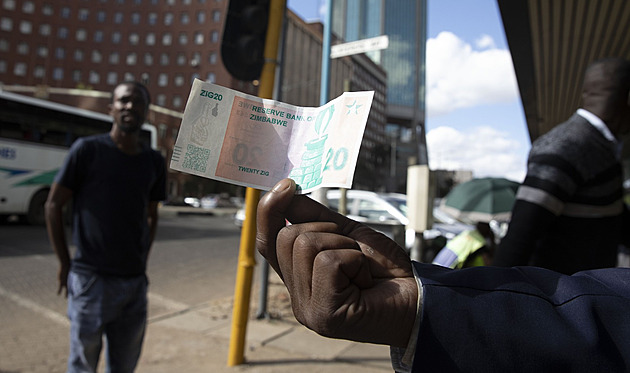 Zimbabwe opět zavedlo novou měnu. Nevěří jí ani hlavní propagátor