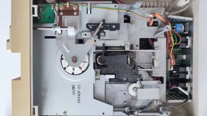 Disketová mechanika Commodore 1541-II: rozebrání a vyčistění