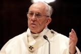 ‚Příliš mnoho b*******ů v církvi‘. Papež František hanlivě označil homosexuály, pak se omluvil