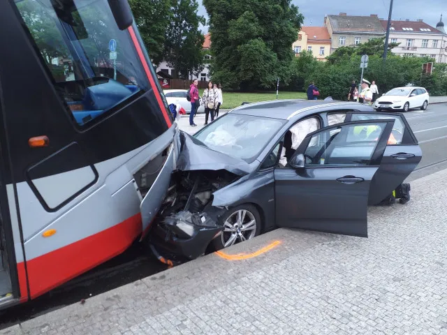 Tramvaj se v Zenklově ulici v Praze srazila s autem. Řidičku vyprošťovali hasiči