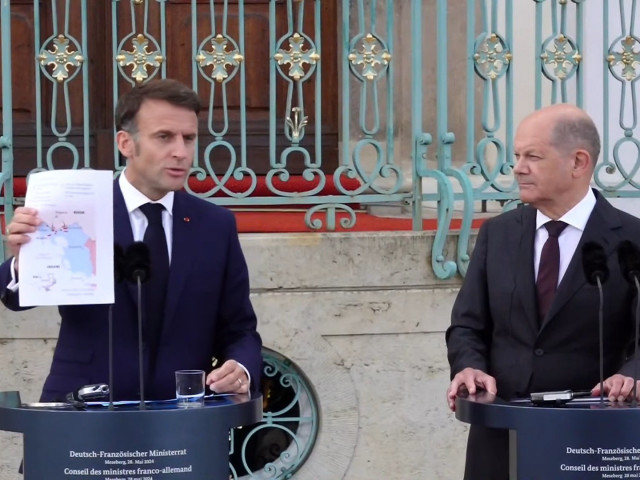 Ukrajina může útočit západními zbraněmi v Rusku, tvrdí Macron. Scholz je zdrženlivý