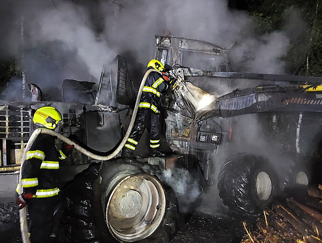 Hořící harvestor zaměstnal hasiče, požár způsobil škodu za 1,8 milionu