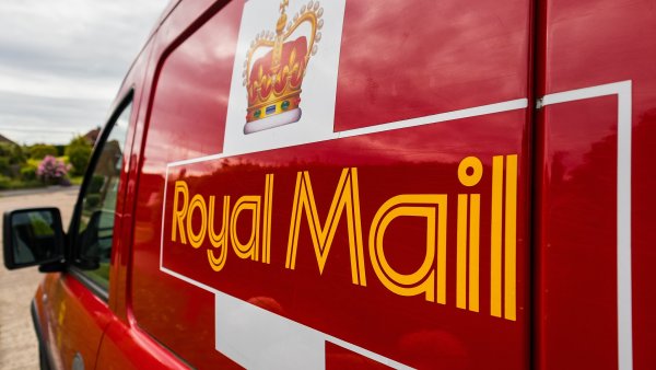 Mateřská firma britské Royal Mail přijala Křetínského nabídku na převzetí