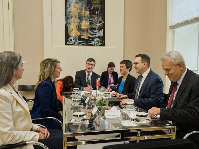 Praha hostí šéfy zahraničí EU. Lipavský přijal kanadskou ministryni
