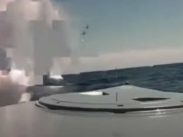 VIDEO: Hladinový dron kličkuje mezi střelami k ruské lodi. Ukrajinci zřejmě poškodili čtyři čluny