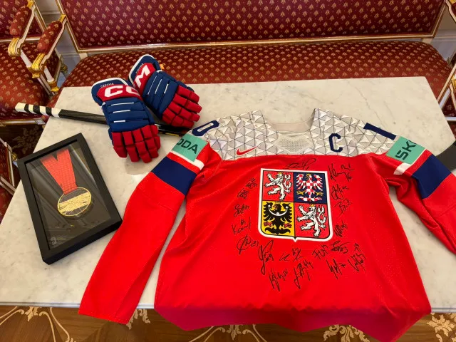 Zlatí hokejisté navštívili Hrad. Petr Pavel dostal medaili, dres i hokejku Davida Pastrňáka