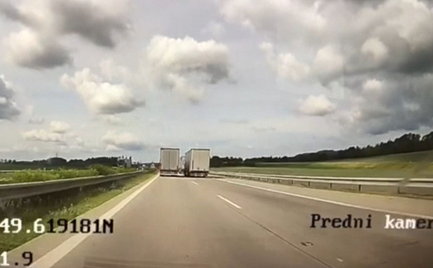 Kamioňačka v zákazu předjíždění na dálnici pomalu předháněla další tři tiráky