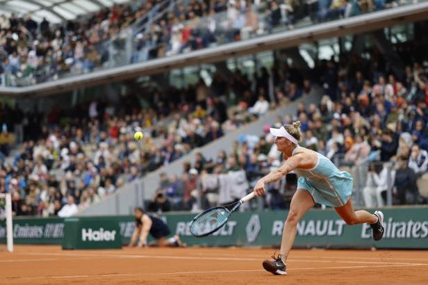 

Osmifinále Roland Garros si zahraje Vondroušová, Bouzková končí

