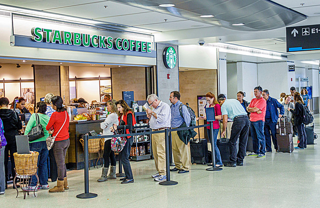 Čekat čtyřicet minut na latte? Fronty ve Starbucks deptají obsluhu i zákazníky