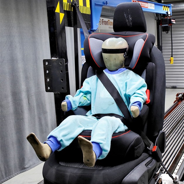 Dítě patří v autě do sedačky. Pravidla jsou jasná a striktní