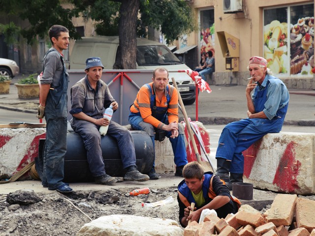 Nedostatek pracovníků by pro Ukrajinu mohl být nebezpečnější než samotná válka, píše Bloomberg