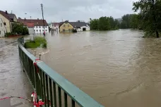 Několik bavorských okresů vyhlásilo kvůli silným dešťům stav katastrofy. Zasahoval i vrtulník