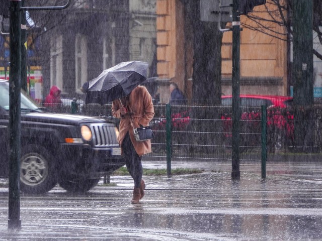 Česko zasáhnou odpoledne a večer bouřky, déšť a kroupy